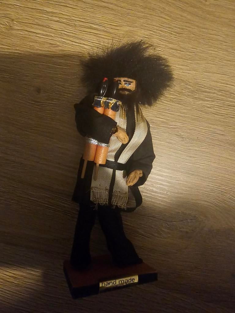 Handgemaakt beeldje met bontmuts en trommels, Verzamelen, Ophalen of Verzenden, Zo goed als nieuw