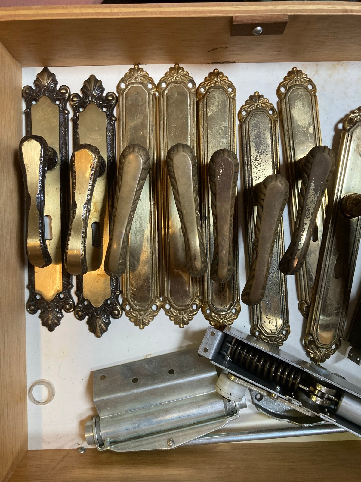 Set van antieke messing deurklinken en scharnieren, Doe-het-zelf en Verbouw, Ophalen, Gebruikt, Koper of Messing, Klink of Kruk