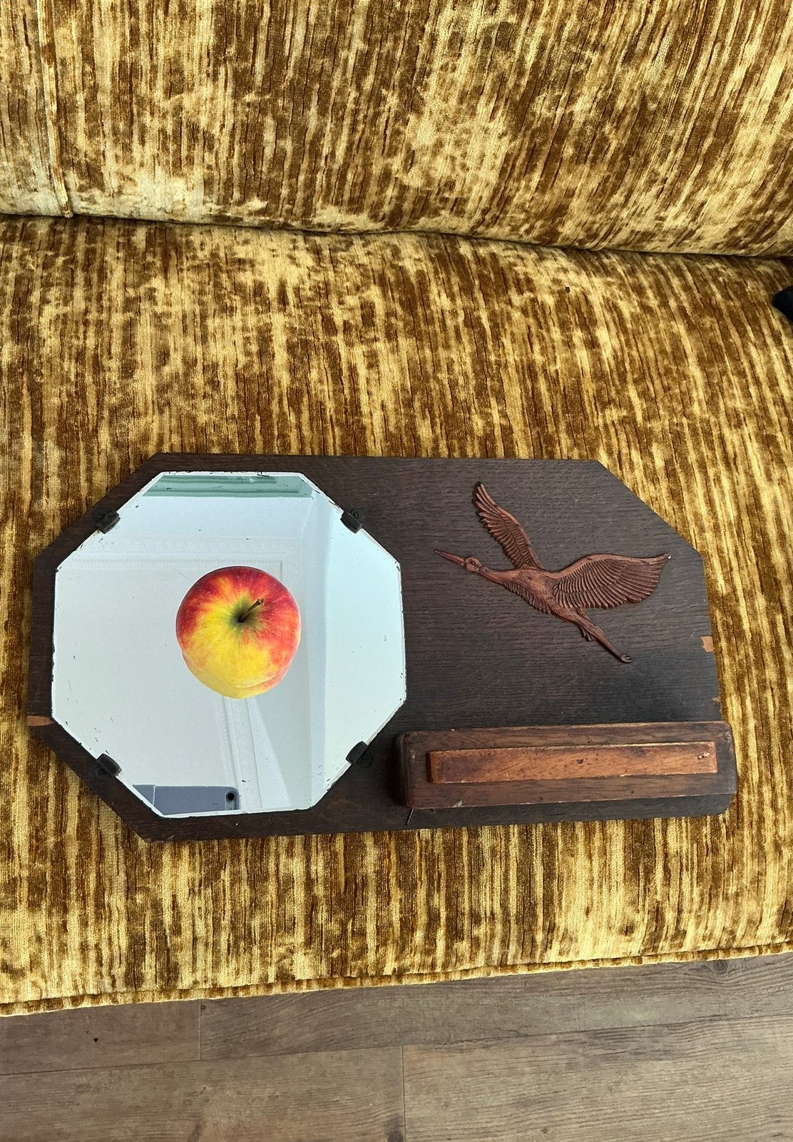 Een oude spiegel v. hout met kammenbakje. 49 x 27 Kraanvogel, Ophalen of Verzenden, Minder dan 50 cm