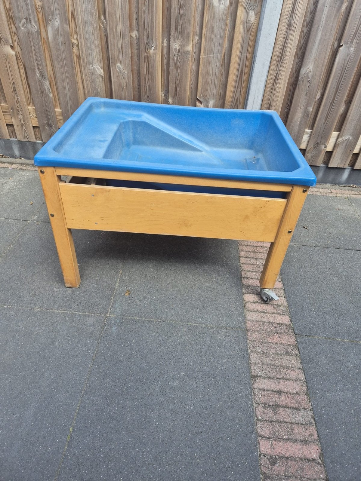Rolf zandtafel met onderstel - Speeltafel, Ophalen, Gebruikt, Zandbak