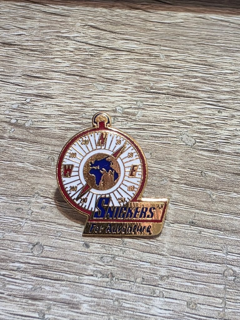 Set van 2 Vintage Snickers Pins - For Adventure (Jaren '90), Verzamelen, Ophalen of Verzenden, Gebruikt, Merk, Speldje of Pin