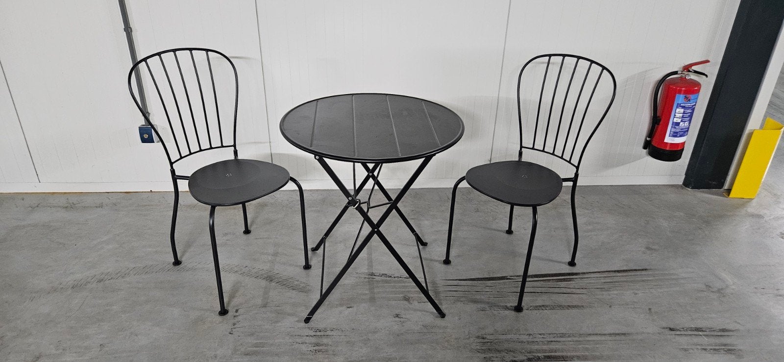 Metalen buitenset - klaptafel en twee stoelen, Overige materialen, Zo goed als nieuw, Tuinset, Ophalen