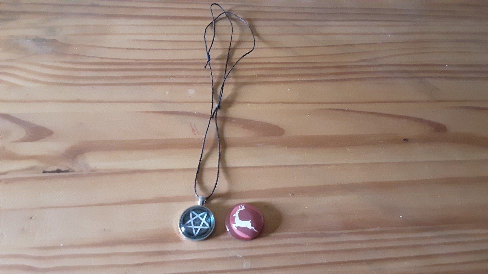 2 ronde hangers met ketting - diverse symbolen, Overige materialen, Gebruikt, Zwart, Ophalen of Verzenden
