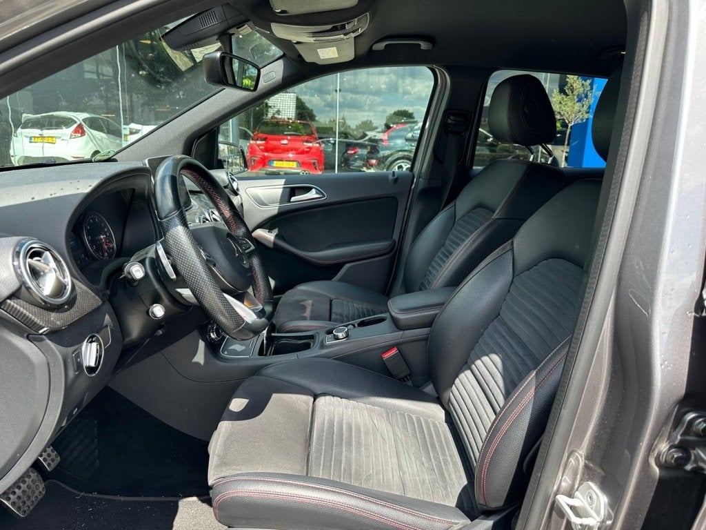 Mercedes-Benz B-Klasse 180 AMG Line Aut. Night I Navi I Trek, Auto's, Mercedes-Benz, 1325 kg, Gebruikt, 4 cilinders, Lichtsensor