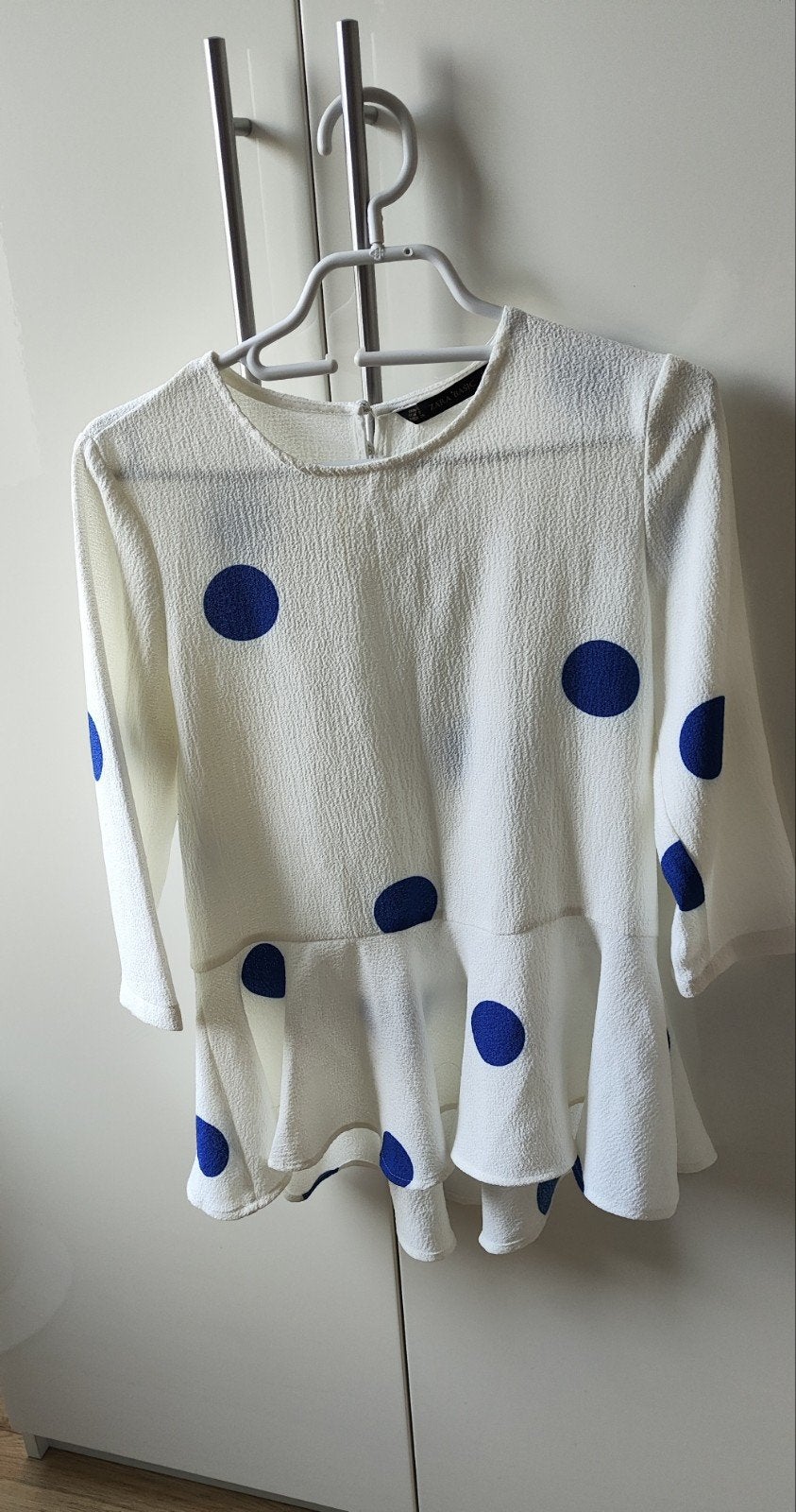 Moderne witte blouse met blauwe stippen van ZARA maat S, Ophalen of Verzenden, Zo goed als nieuw, Maat 36 (S), Wit