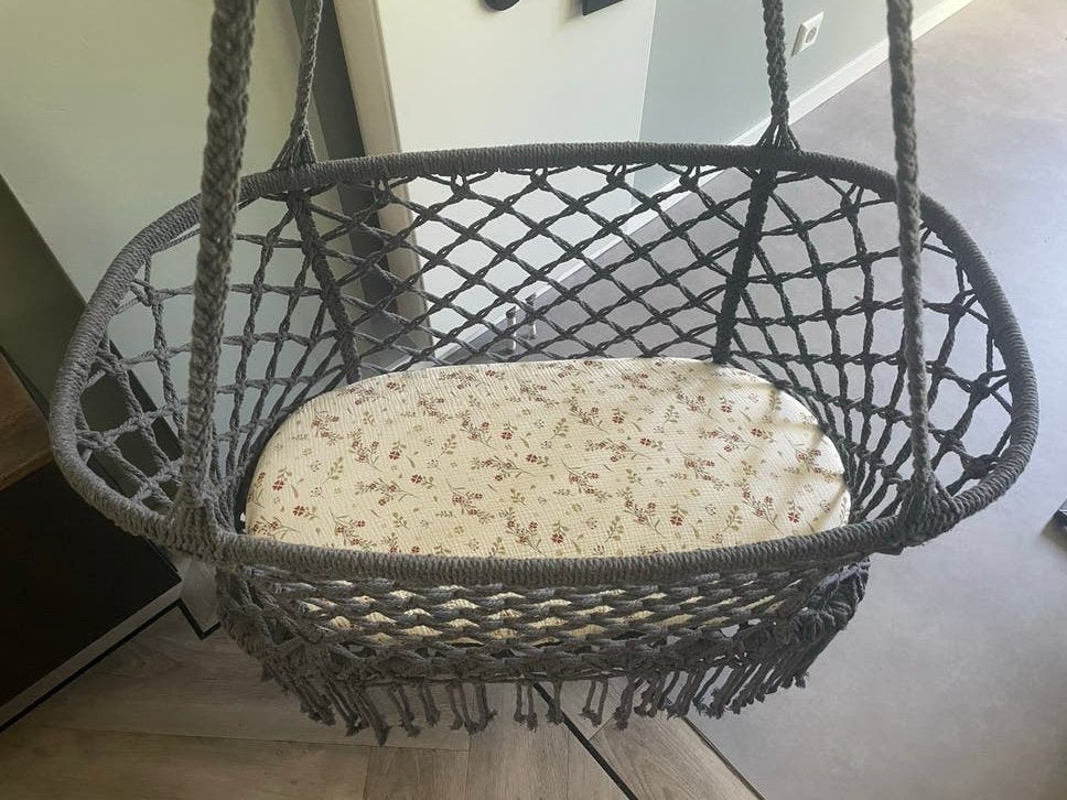 Hangwieg van Macrame/gevlochten in grijs incl ophangmiddelen, Kinderen en Baby's, Babywiegjes en Ledikanten, Ophalen of Verzenden