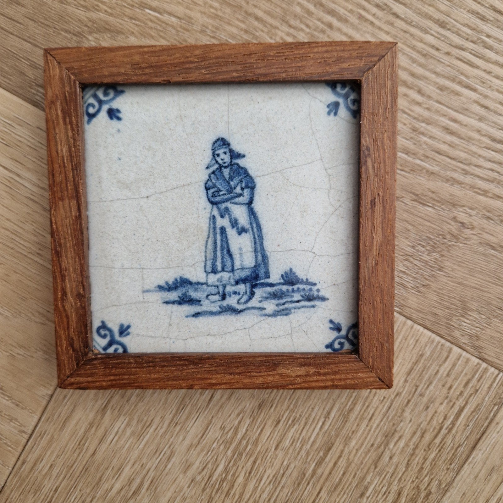 Antieke Delfts Blauwe Tegel met Vrouw in Klederdracht, Antiek en Kunst, Ophalen of Verzenden