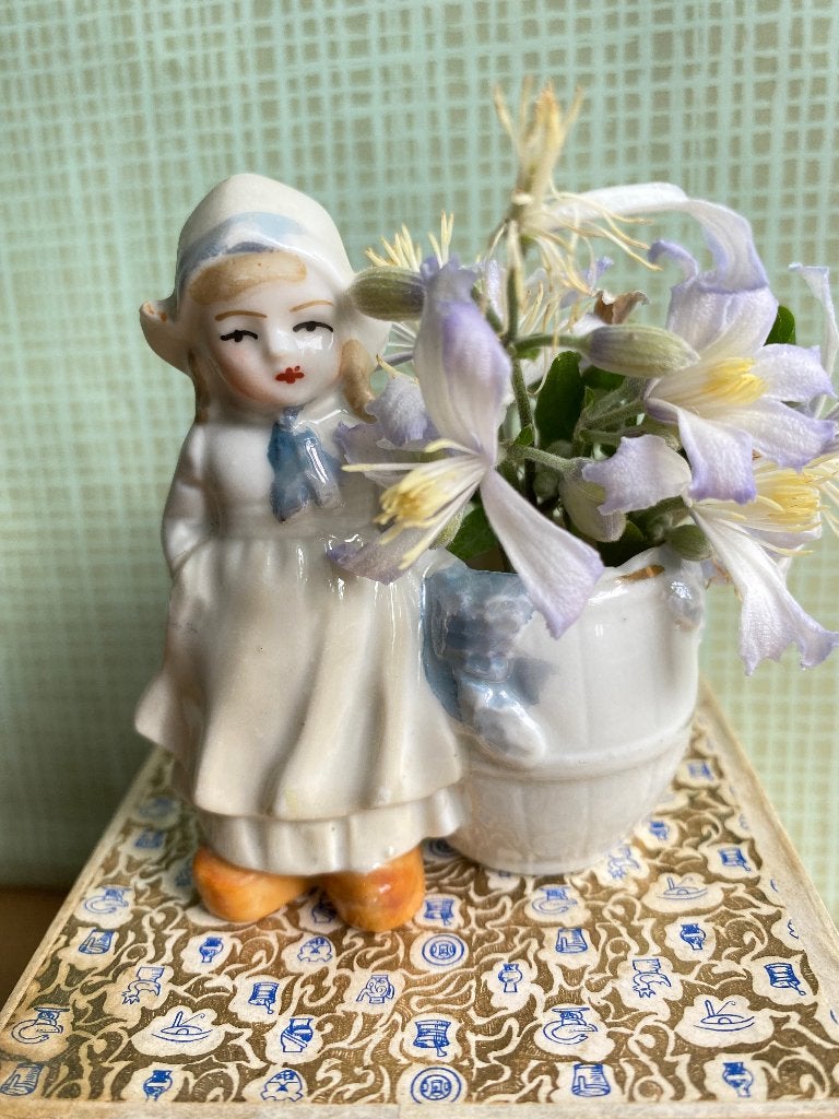 Antiek Brocante beeldje meisje vaasje Duits porselein, Antiek en Kunst, Ophalen of Verzenden