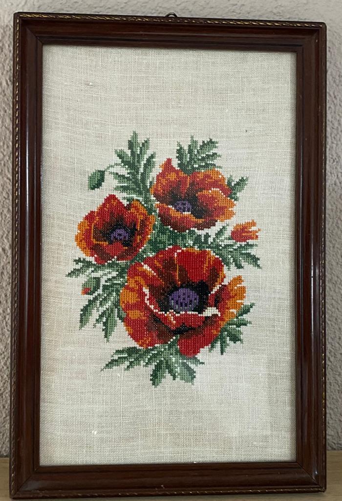 Vintage geborduurd en ingelijst kunstwerk - Klaprozen, Hobby en Vrije tijd, Ophalen of Verzenden, Gebruikt, Handborduren, Overige typen