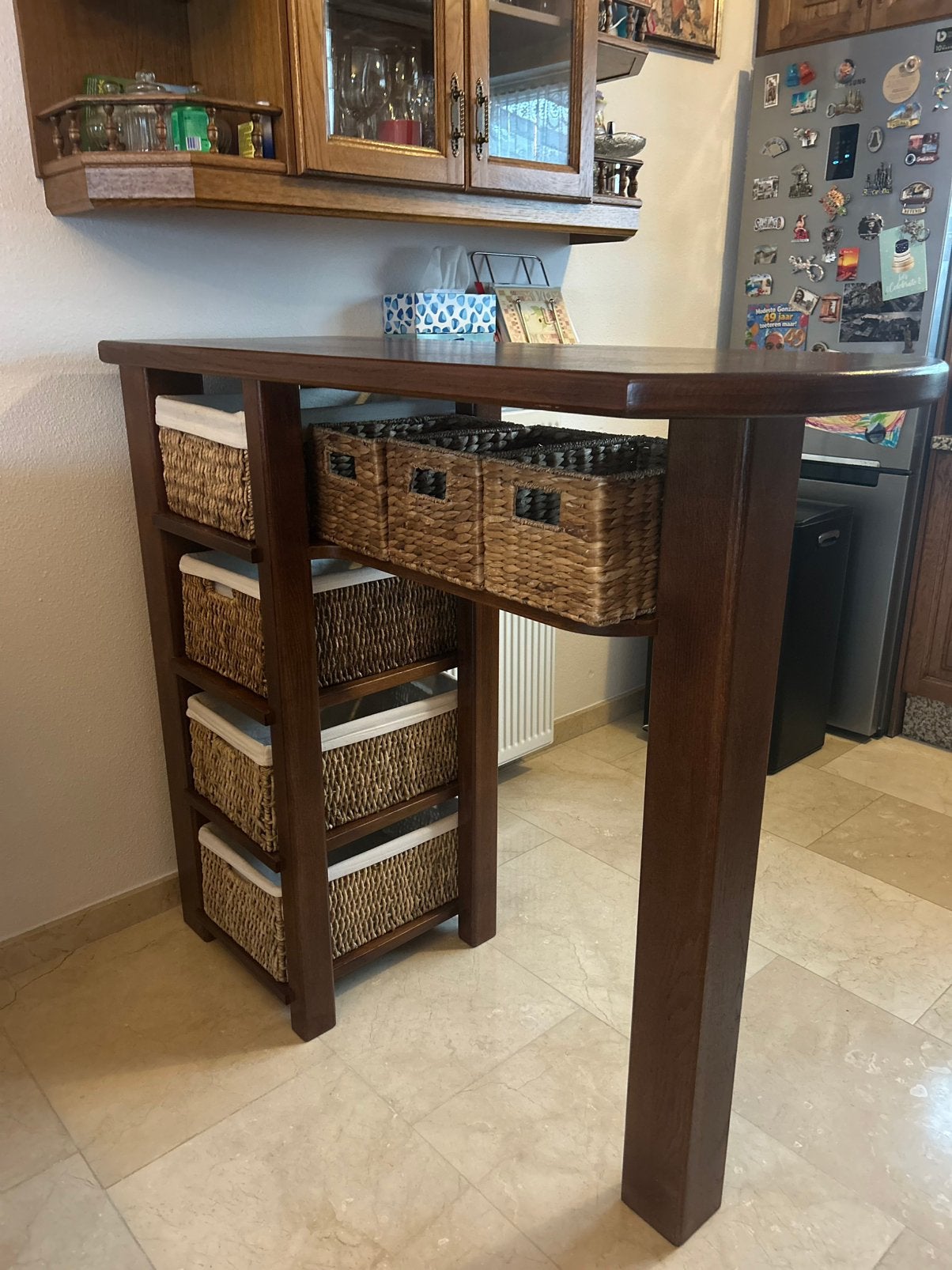 massief houten bartafel inclusief 2 barkrukken en mandjes, Ophalen