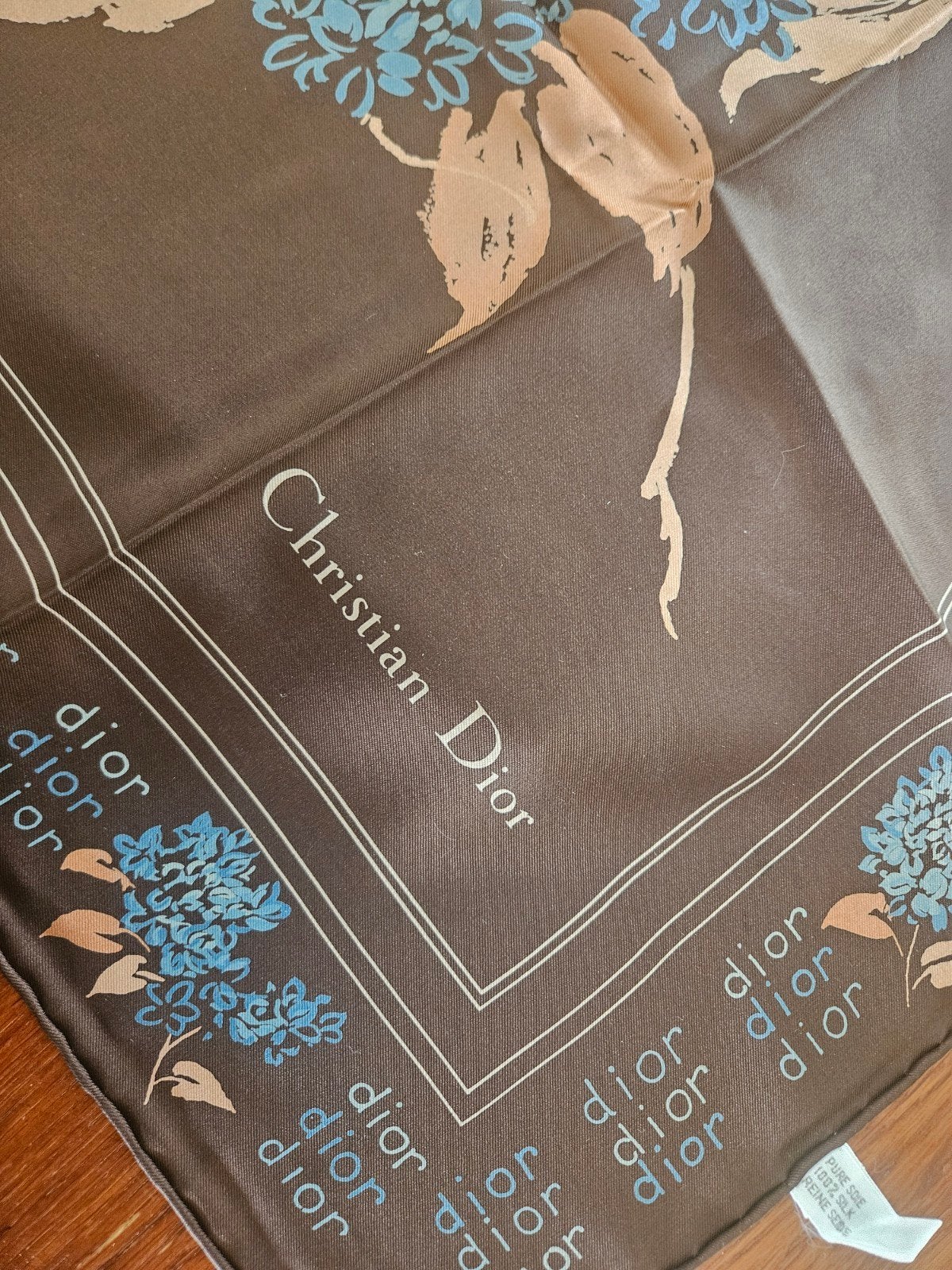 Christian Dior sjaatje 70x70 cm, Kleding | Dames, Mutsen, Sjaals en Handschoenen, Ophalen of Verzenden, Nieuw, Maat 46/48 (XL) of groter
