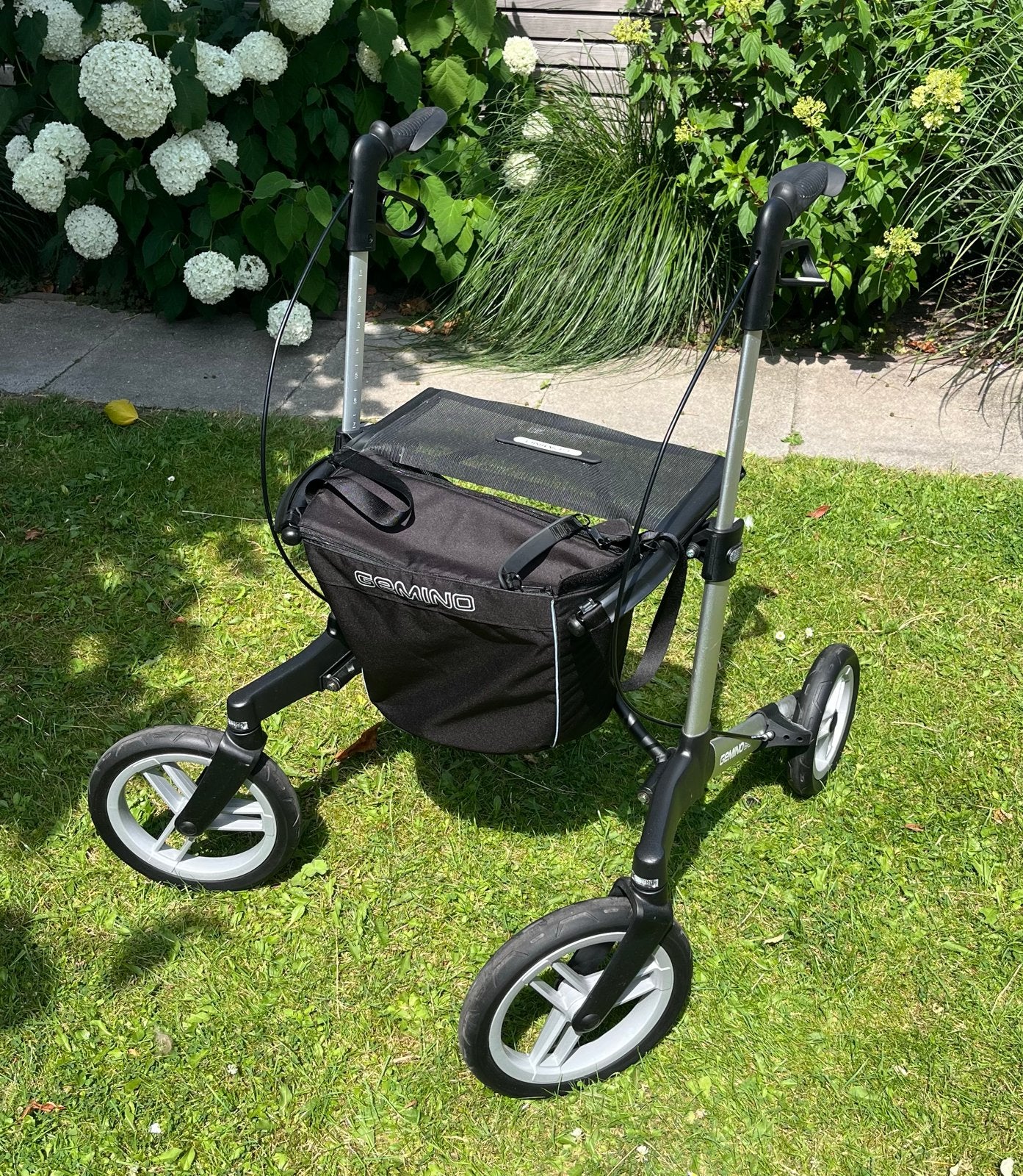 Gemino Rollator zilverkleurig, 3 maanden oud., Ophalen, Opvouwbaar, Zo goed als nieuw