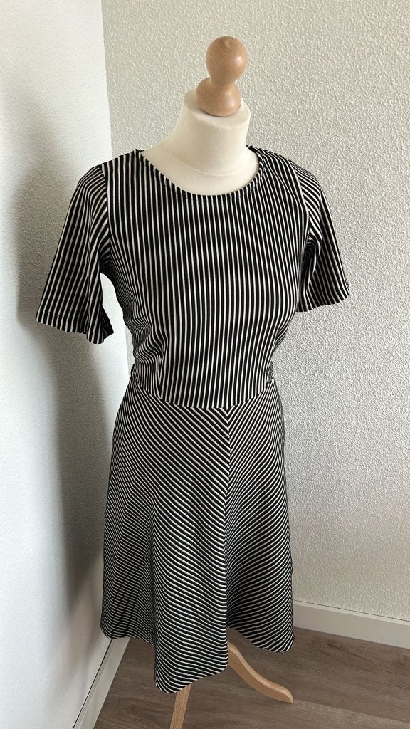 King Louie maat L prachtige gestreepte swing jurk 589, Kleding | Dames, Zwart, Maat 42/44 (L), Ophalen of Verzenden, Zo goed als nieuw