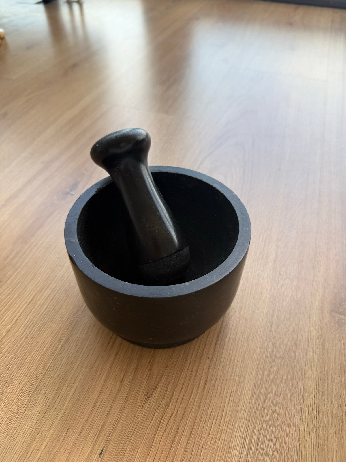 Antieke vijzel met stamper - Zwart marmer, Antiek en Kunst, Ophalen