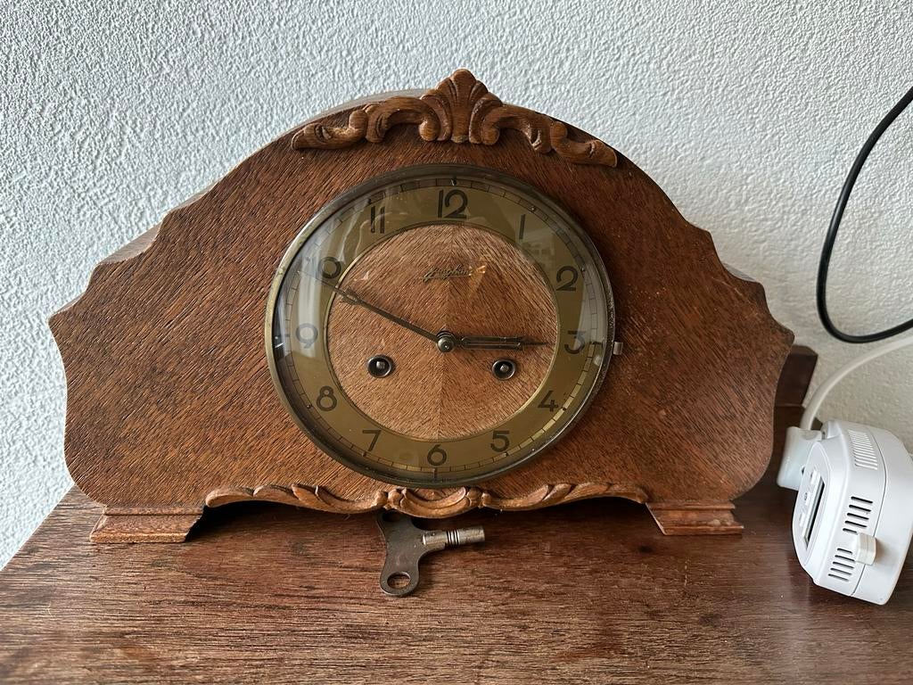 Antieke houten tafelklok met sleutel, Ophalen