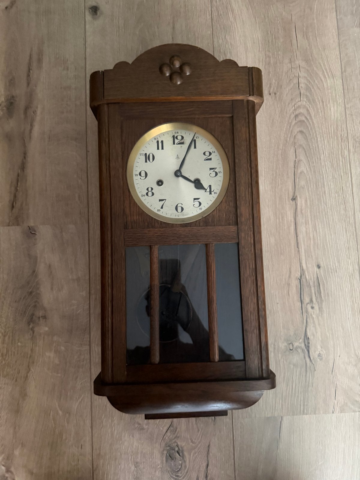 Antieke houten wandklok met slinger, Ophalen