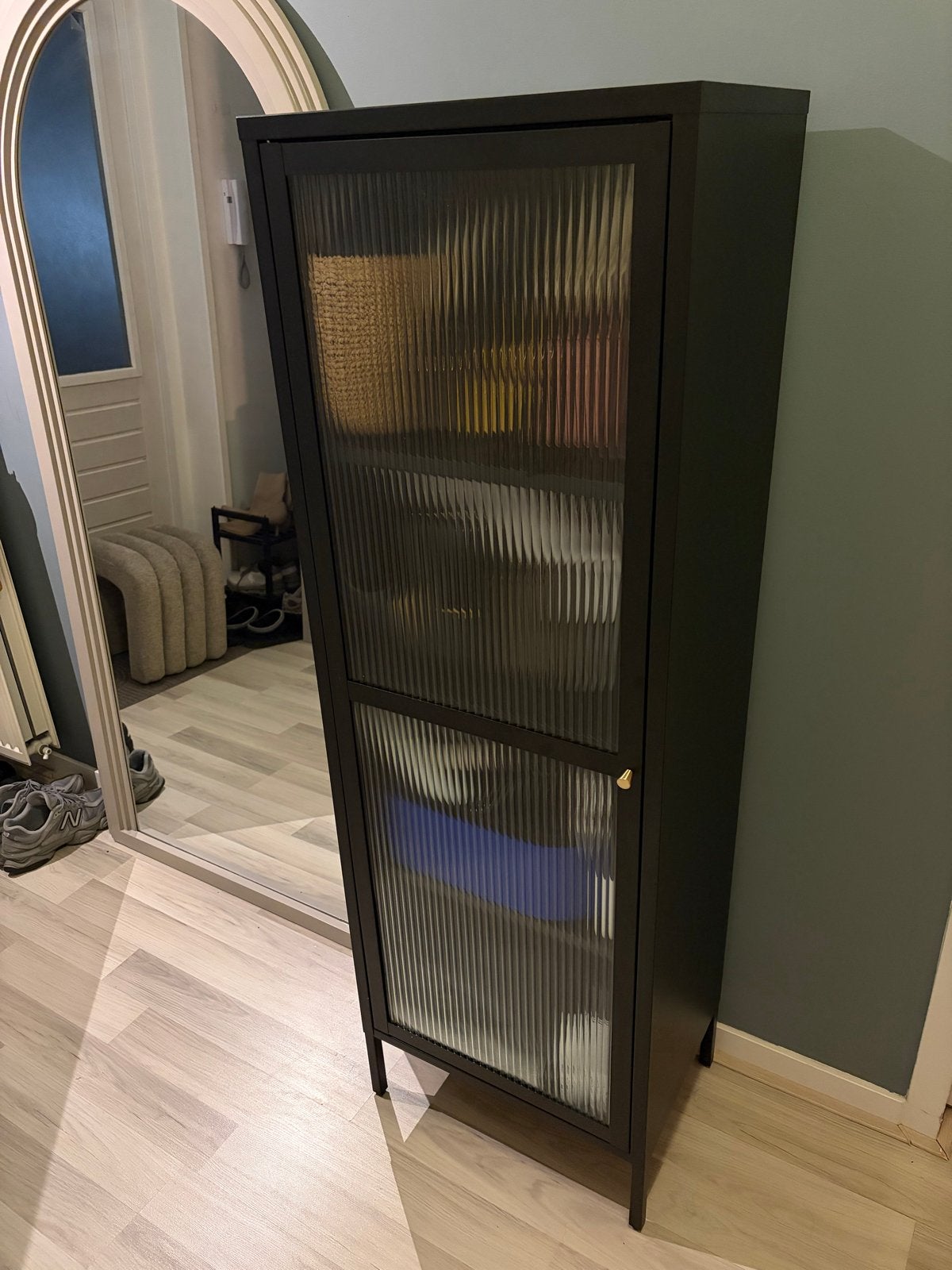 Zwarte vitrinekast JYSK Hoptrup met geribbeld glas, Ophalen, Minder dan 50 cm, 150 tot 200 cm, 25 tot 50 cm