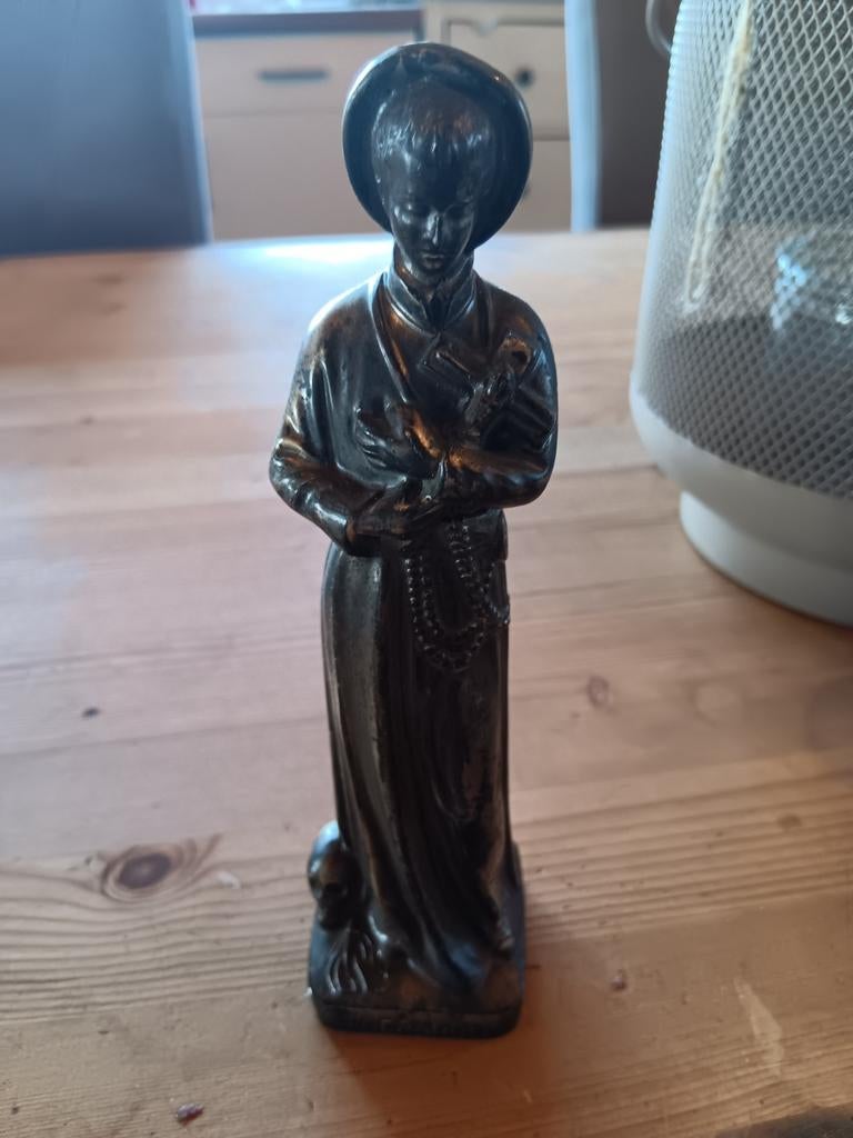 Beeldje van een persoon met kruis en doodskop op voet, Ophalen of Verzenden, Zo goed als nieuw, Mens