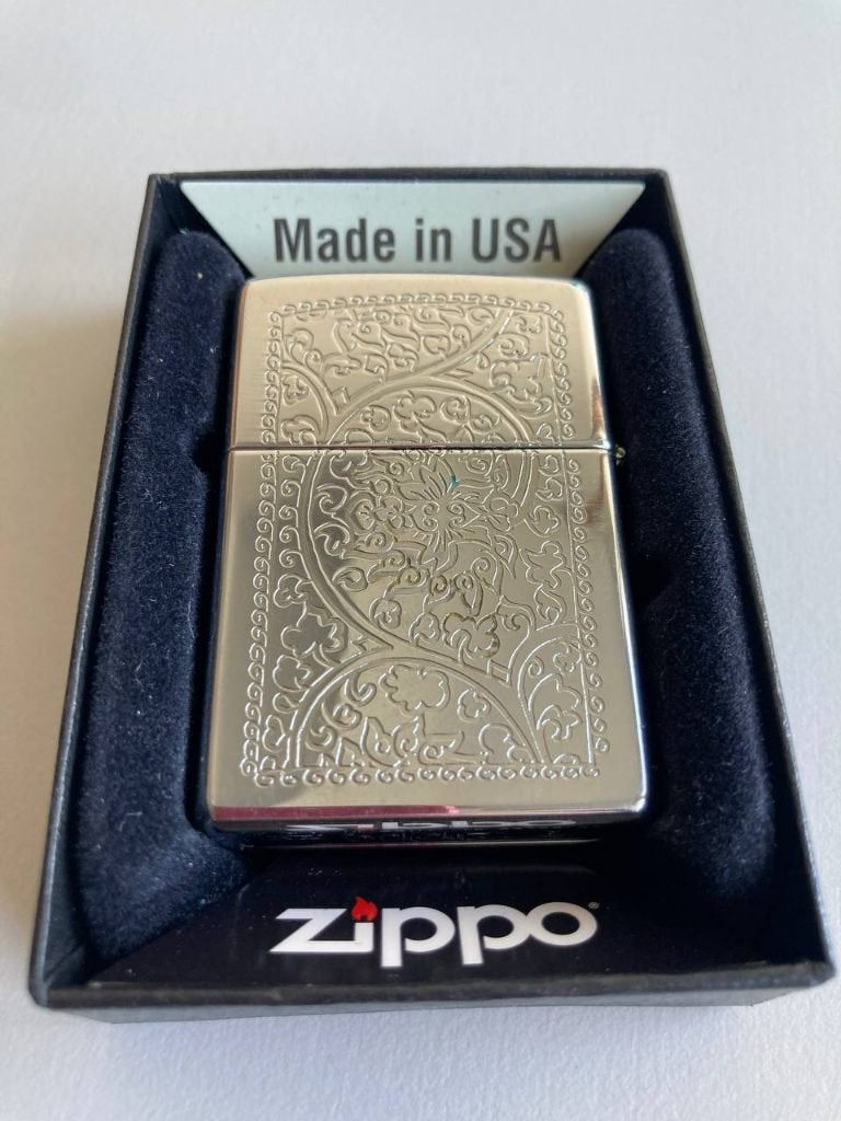Zippo Venetian Chrome, Ophalen of Verzenden, Zo goed als nieuw, Aansteker