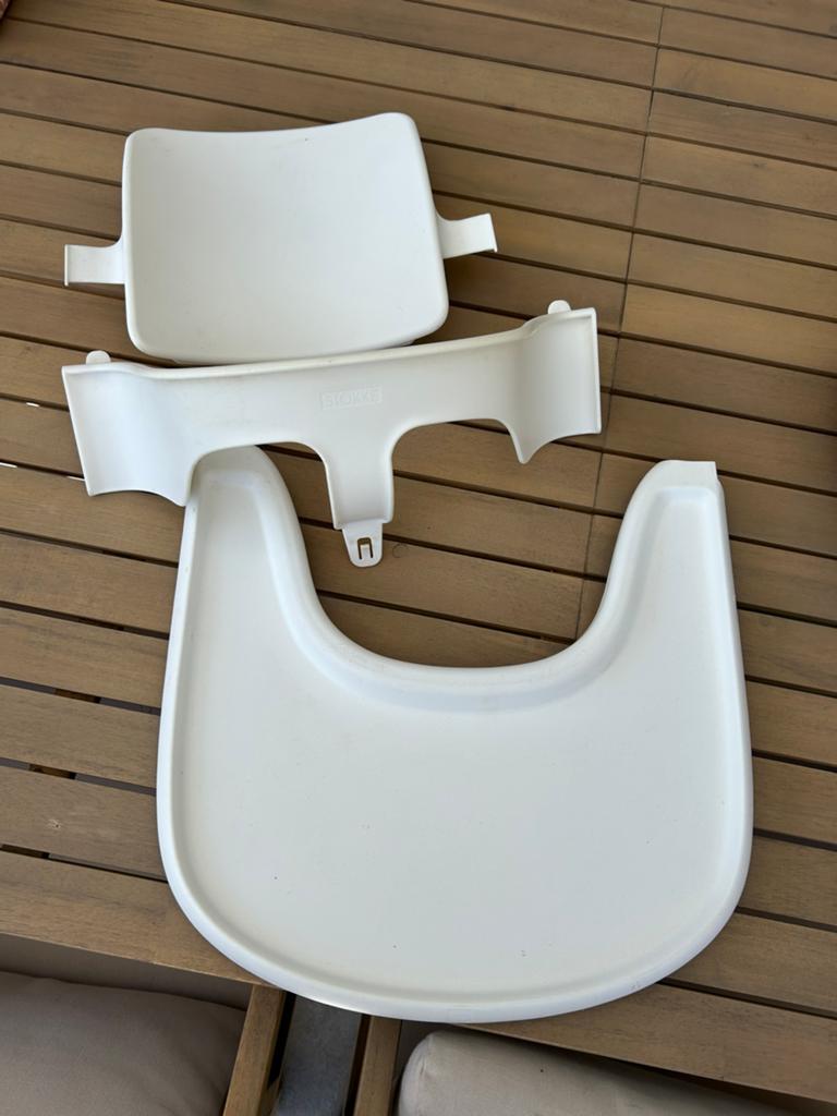 Stokke tripp trapp kinderstoel babyset met tafelblad wit, Kinderen en Baby's, Kinderstoelen, Ophalen, Zo goed als nieuw, Meegroeistoel