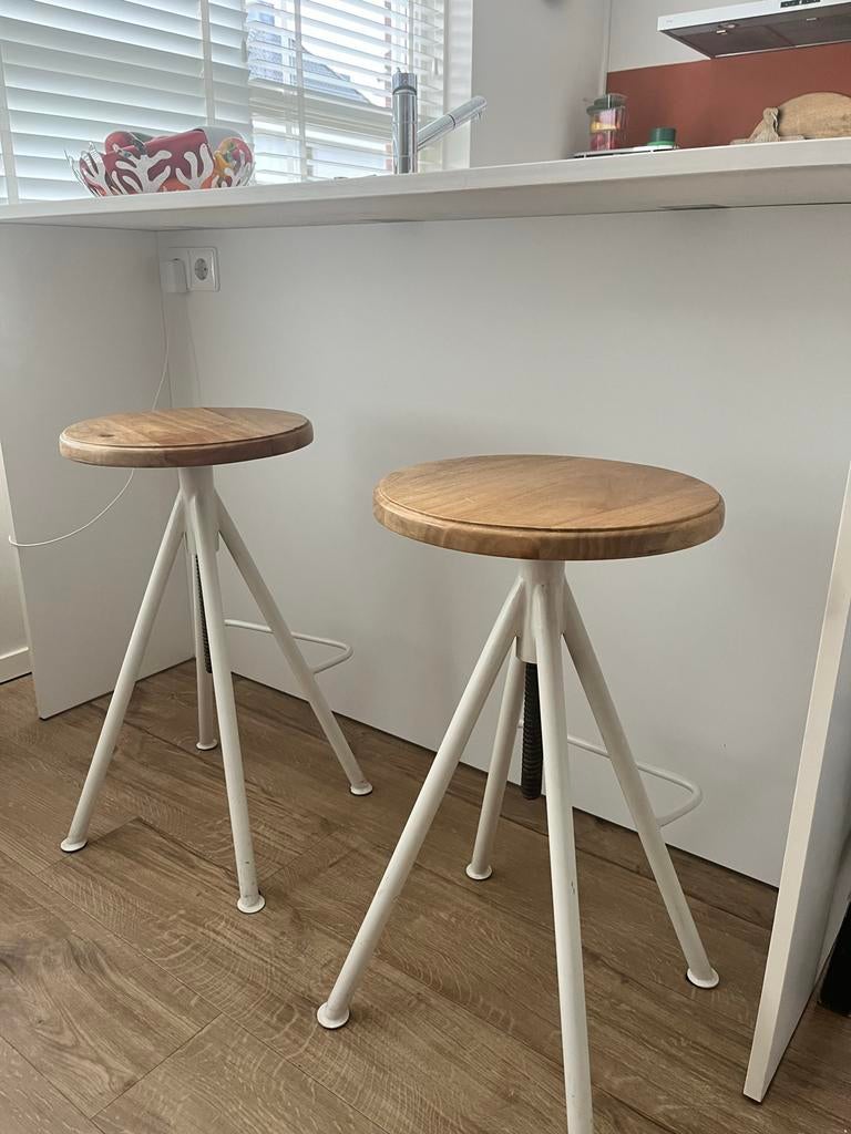 Verstelbare barkrukken met houten zitting en metalen frame, Ophalen, In hoogte verstelbaar, Zo goed als nieuw, Hout