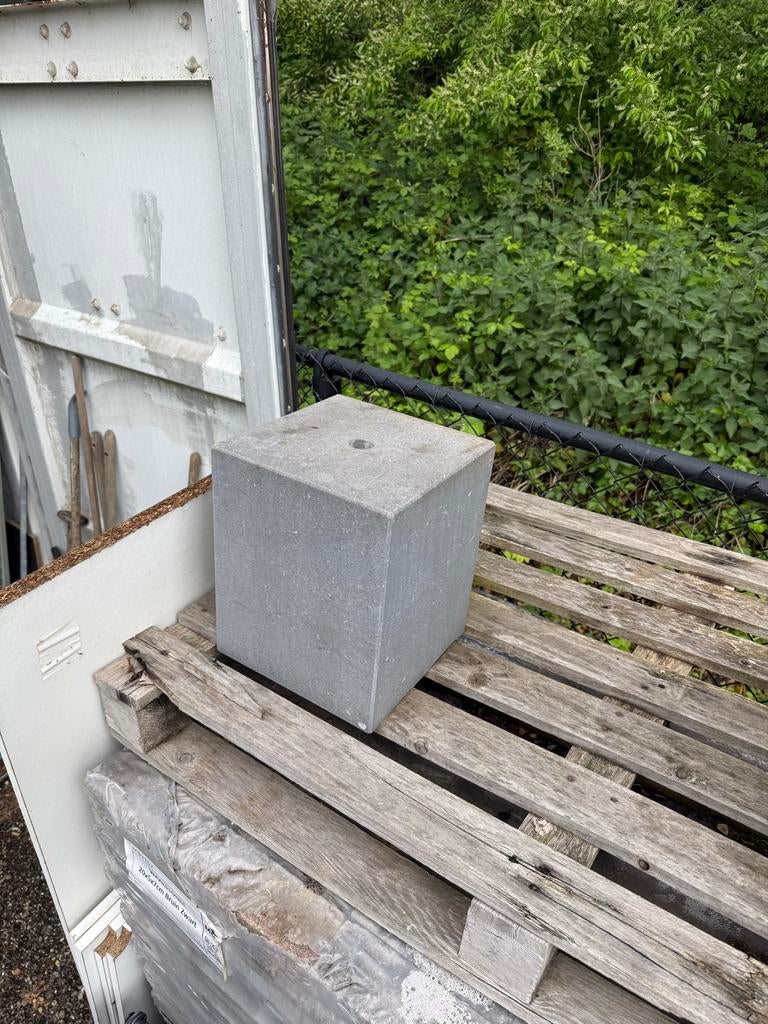 2 Belgisch hardsteen sokkels 24.5x24.5x30 cm, Ophalen of Verzenden, Gebruikt