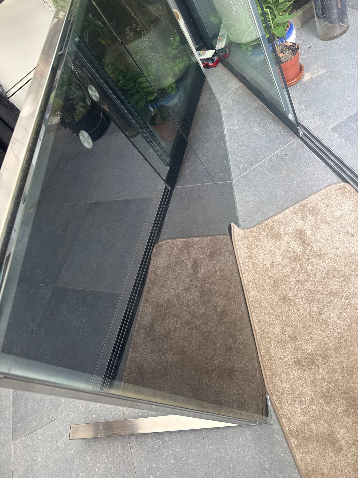 Gratis !!Uitschuifbare glazen eettafel met metalen onderstel, Huis en Inrichting, Tafels | Eettafels, Ophalen, Gebruikt, 100 tot 150 cm