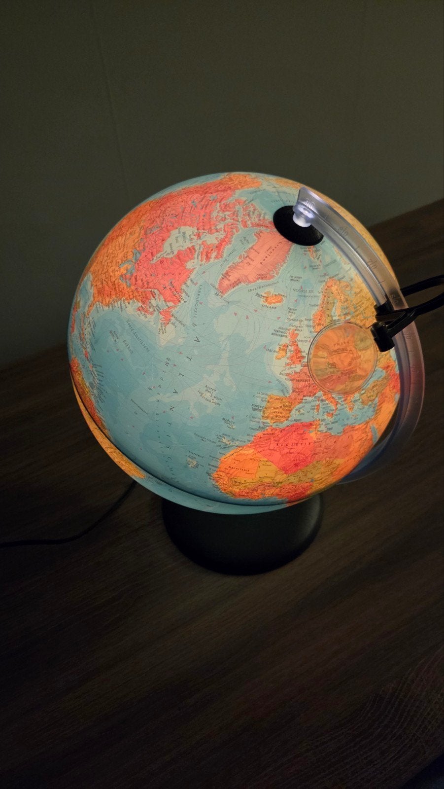 Verlichte Wereldbol met Vergrootglas -Educatief & Decoratief, Kunststof, Verlicht, Ophalen of Verzenden, Zo goed als nieuw