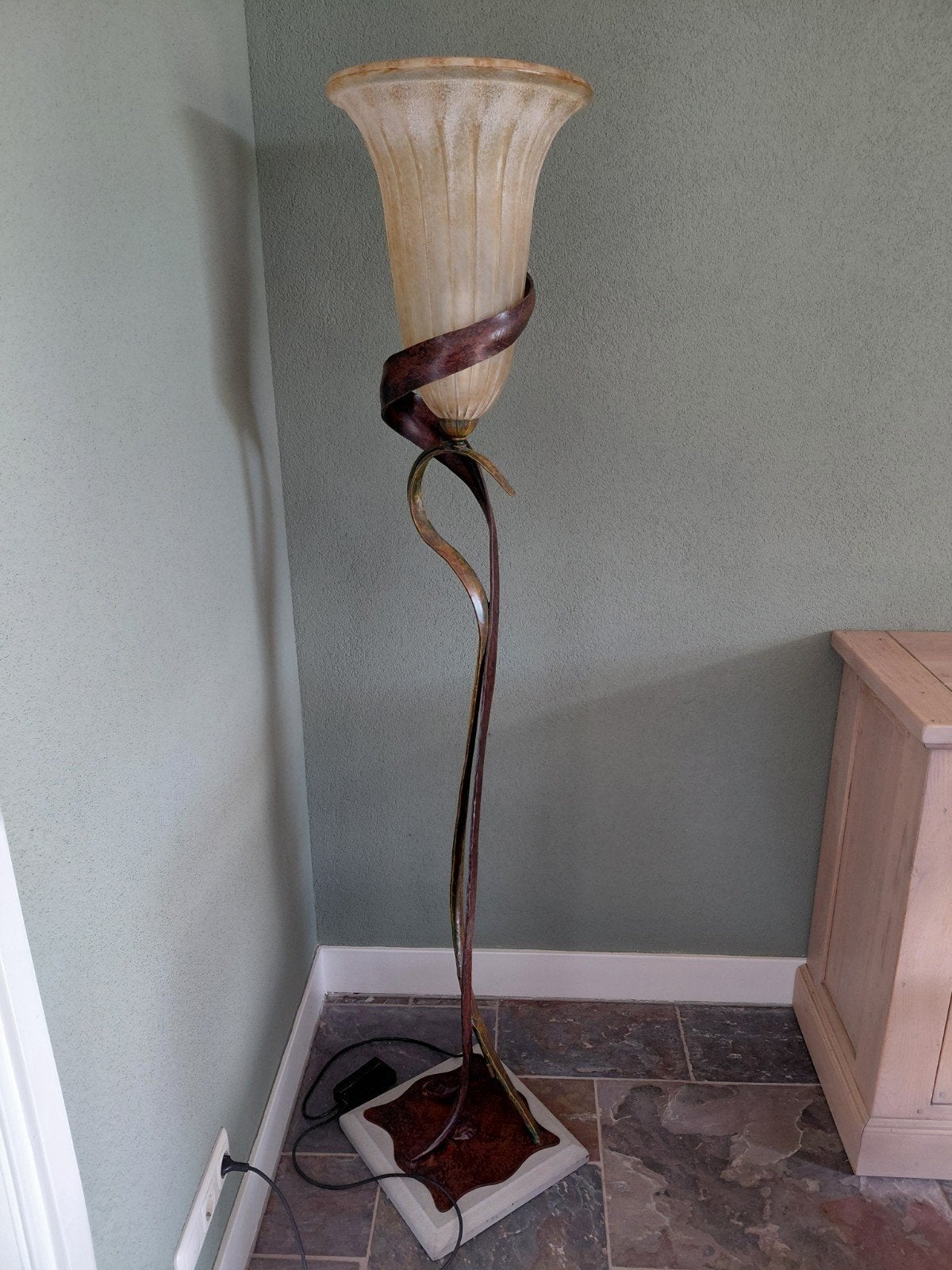 Elegante vloerlamp met glazen kelk en metalen voet, Ophalen, E27 (groot), Zo goed als nieuw, Glas