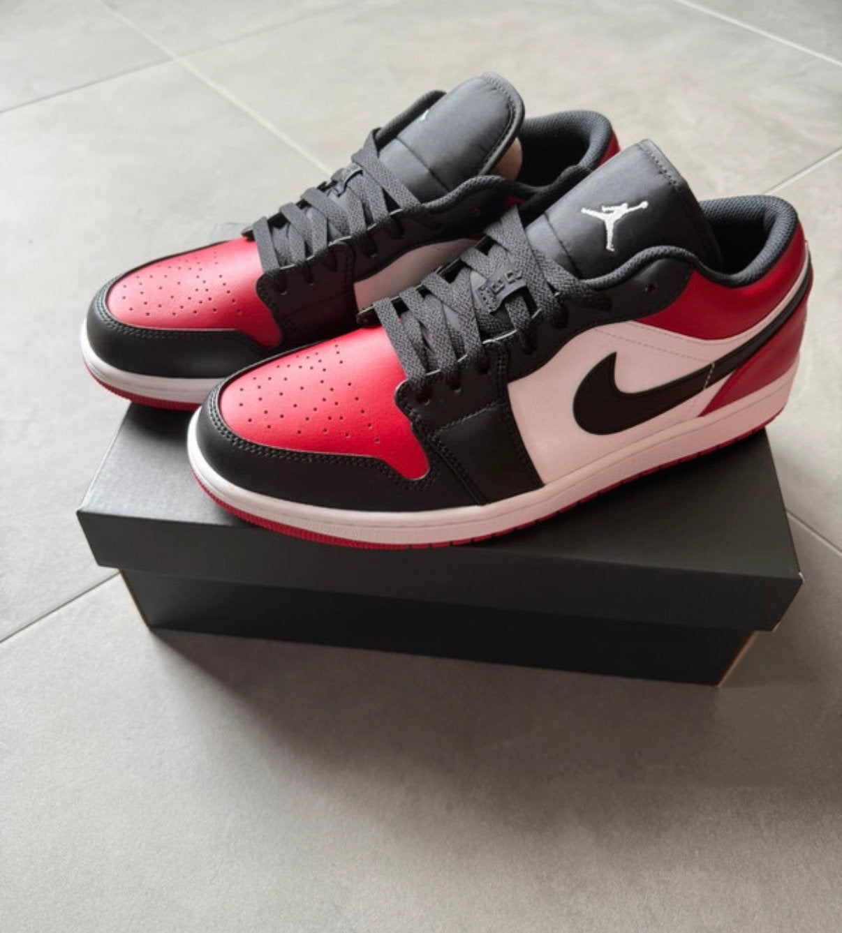 Nike Air Jordan 1 Low rood 44, Overige kleuren, Nieuw, Ophalen of Verzenden, Sneakers of Gympen