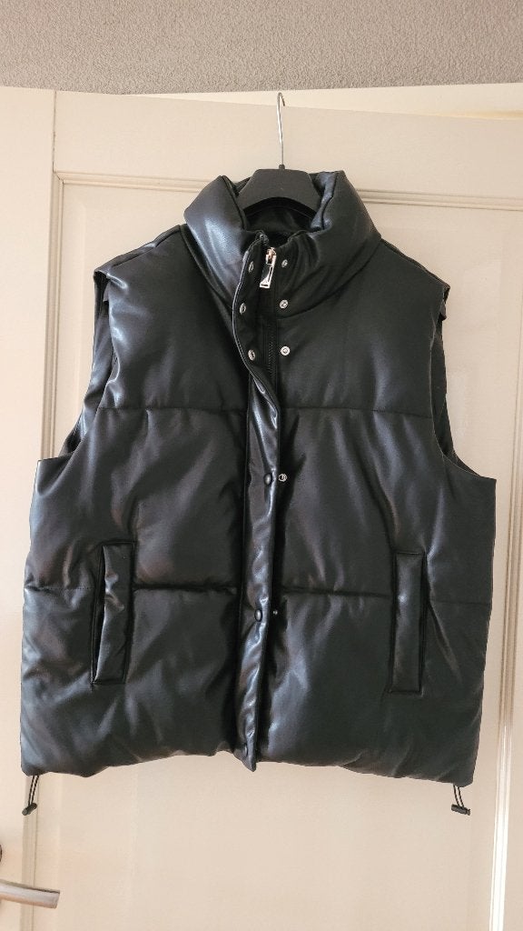 Bodywarmer zwart letherlook mt.42, Zwart, Maat 42/44 (L), Ophalen of Verzenden, Gedragen