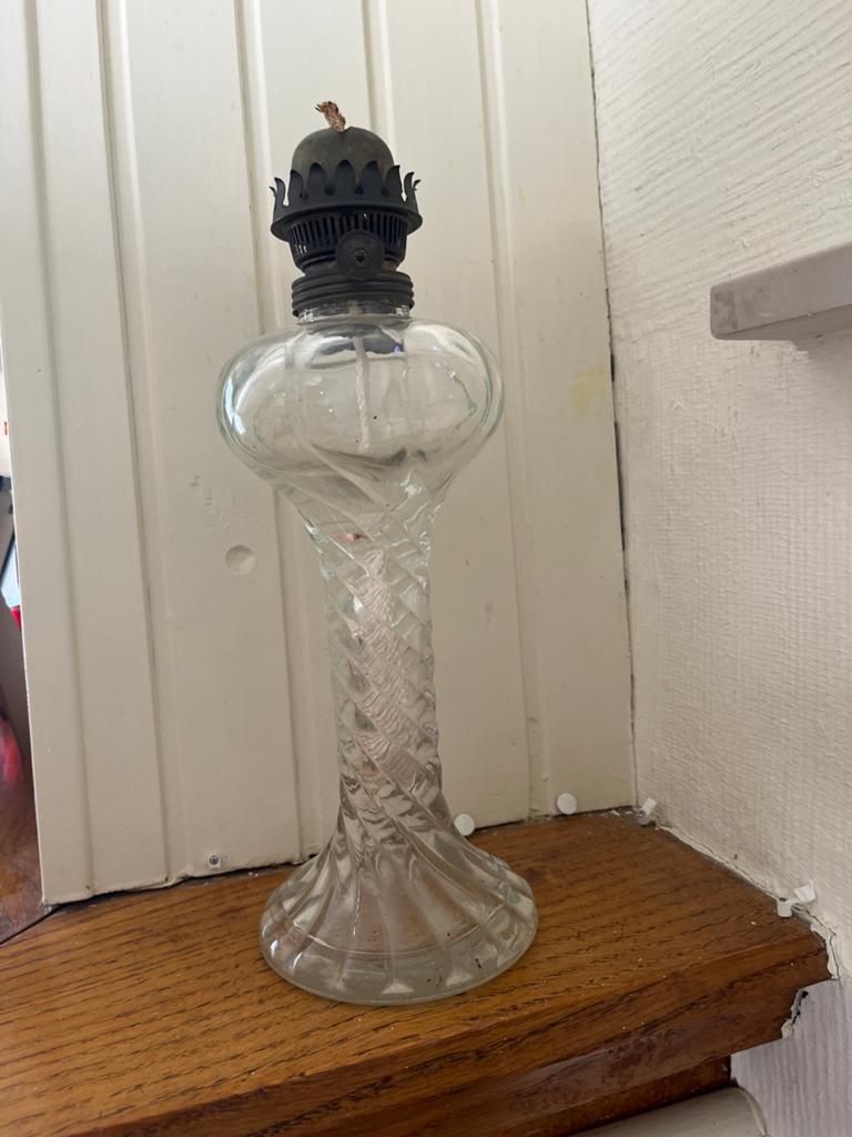 Antieke glazen olielamp met gedraaide voet, Ophalen of Verzenden