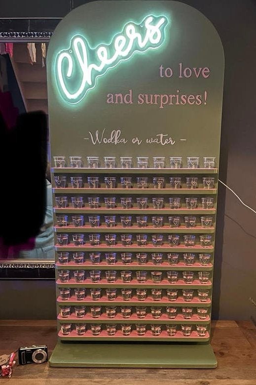 TE HUUR: Shotjeswand Wodka or water, Ophalen, Zo goed als nieuw, Feestartikel, Overige