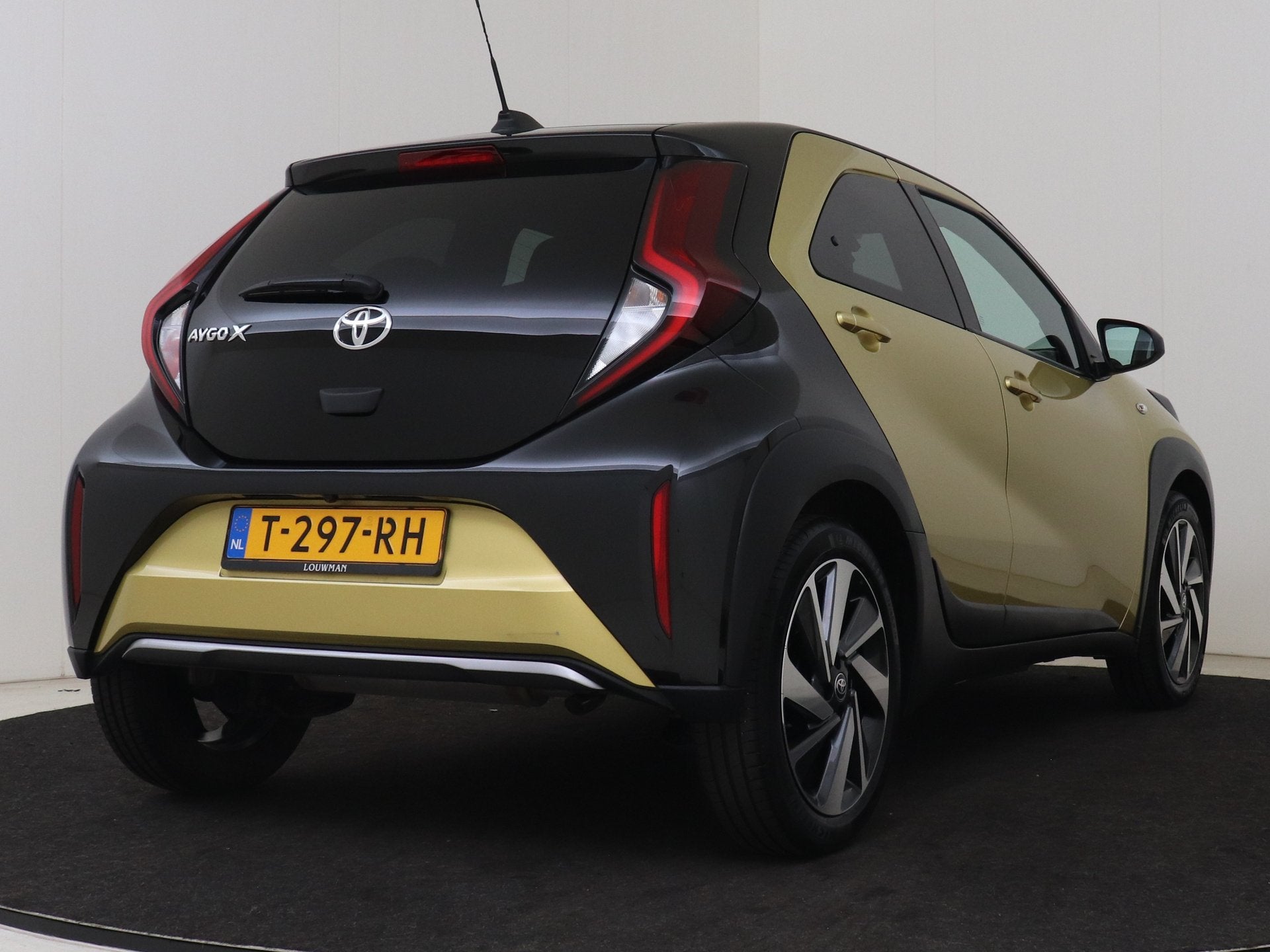 Toyota Aygo X 1.0 VVT-i MT Envy | NL dealeronderhouden |, Auto's, Gebruikt, 4 stoelen, Grijs, 3 cilinders