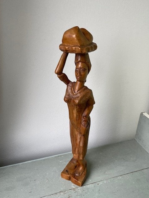 Houten Oosters beeld vrouw met mand op het hoofd., Ophalen, 20 - 50 cm, Beeld, Hout