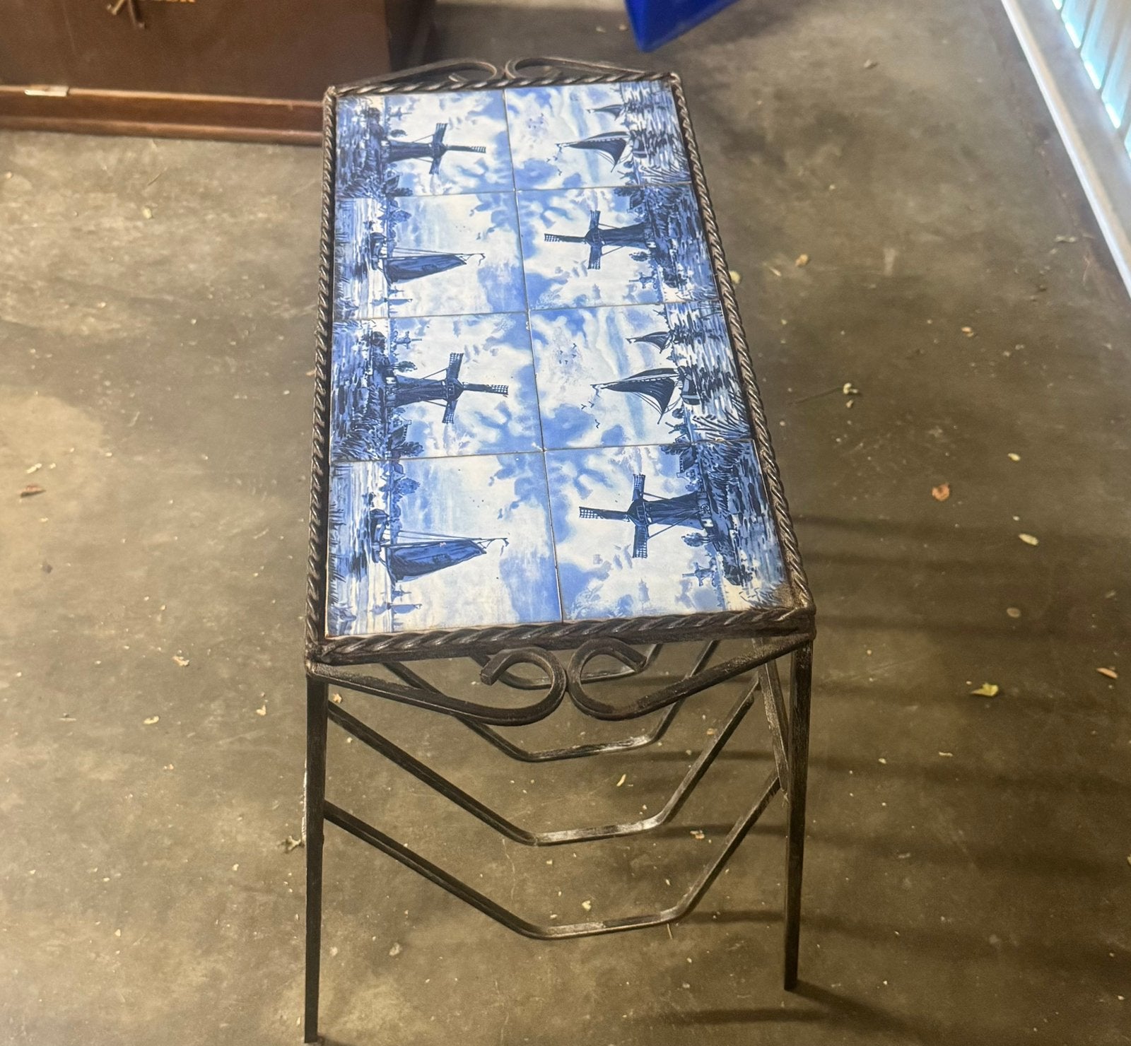 Oude krantenbak/tafeltje, Huis en Inrichting, Ophalen, Zo goed als nieuw, Rond, Minder dan 55 cm