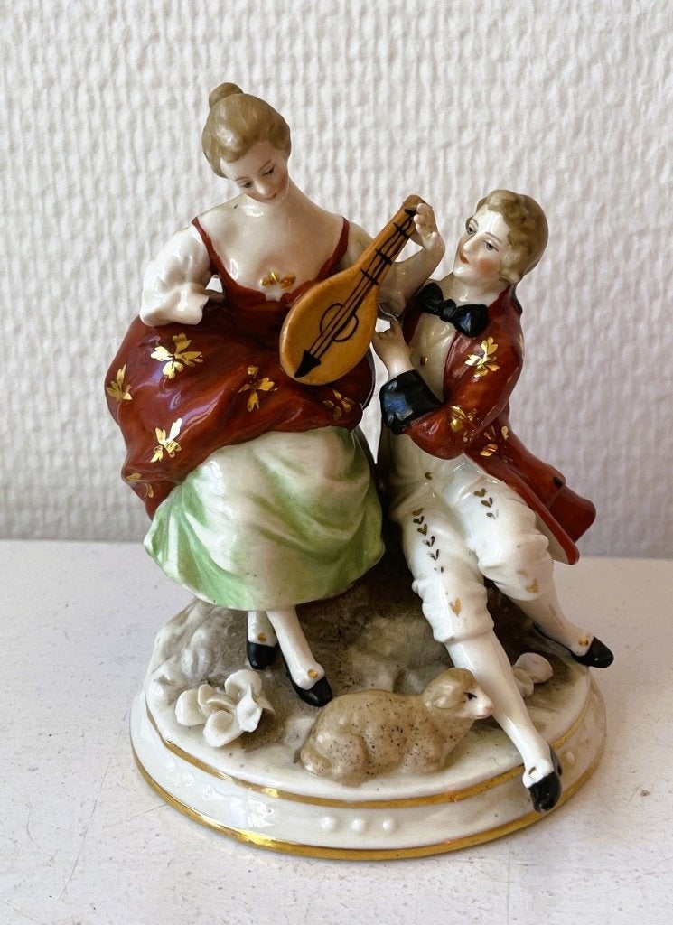 Verliefd stelletje - porseleinen beeldje - Capo di Monte, Antiek en Kunst, Ophalen of Verzenden