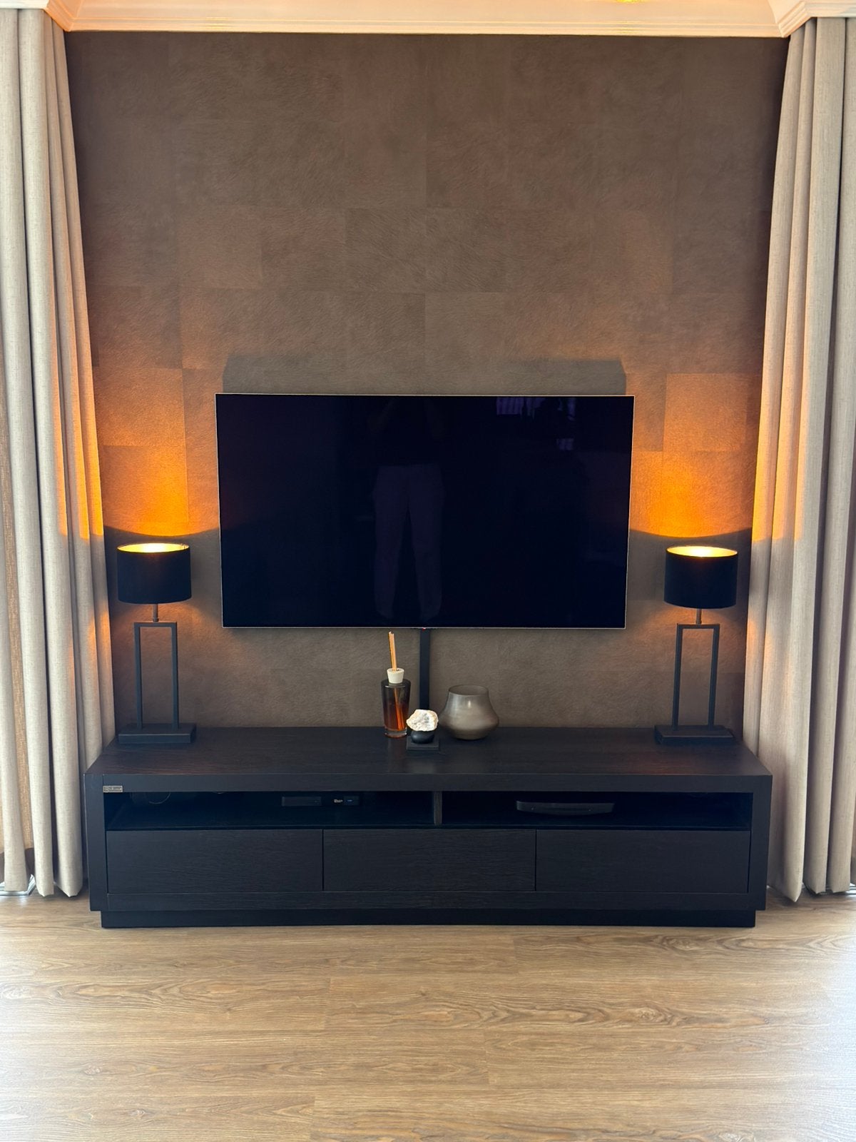 Richmond interiors Oakura tv meubel kast zwart dressoir, Ophalen, 150 tot 200 cm, Eikenhout, Zo goed als nieuw