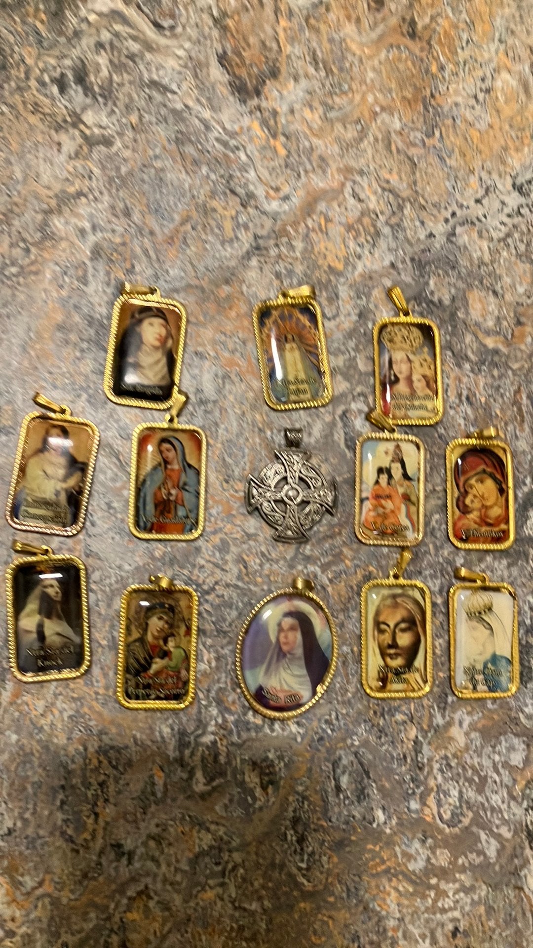 Religieuze bedels (13 stuks), Overige merken, Overige materialen, Ophalen of Verzenden, Zo goed als nieuw