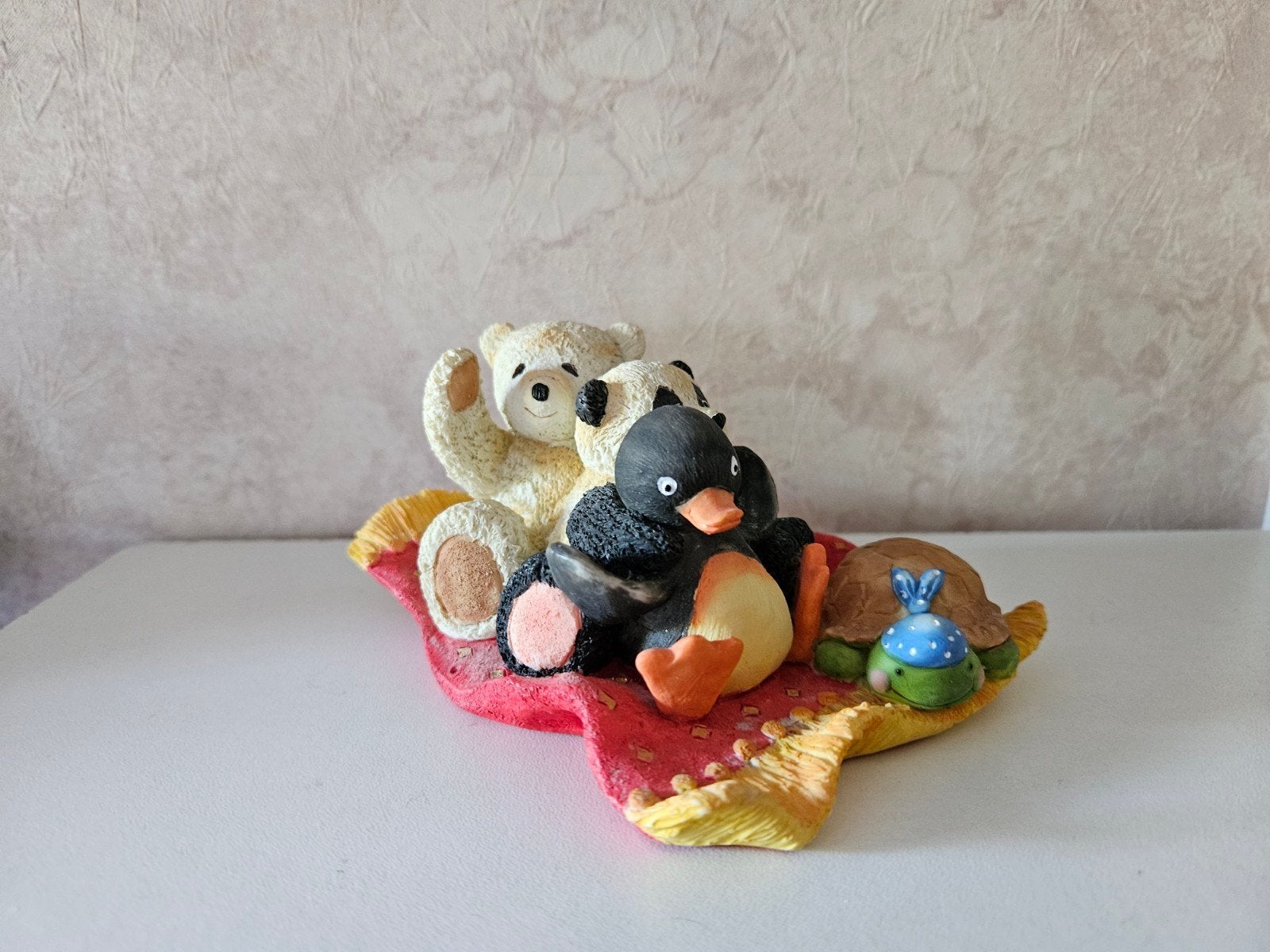 Beeldje dieren op een tapijt - hallmark, Verzamelen, Ophalen of Verzenden, Zo goed als nieuw