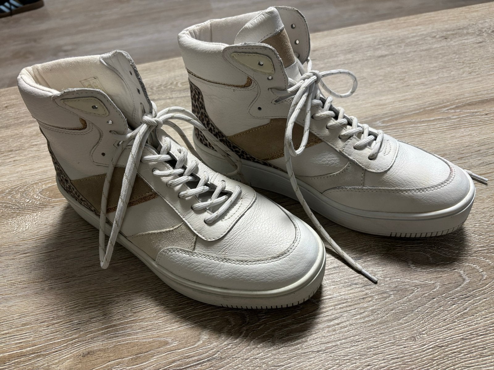 Witte hoge sneakers met luipaardprint, maat 41, Kleding | Dames, Ophalen, Gedragen, Wit, Sneakers of Gympen