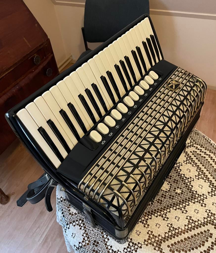 Hohner knopaccordeon en pianoklavier. Fortuna en Atlantic IV, Ophalen, Gebruikt, Met koffer, Knopaccordeon