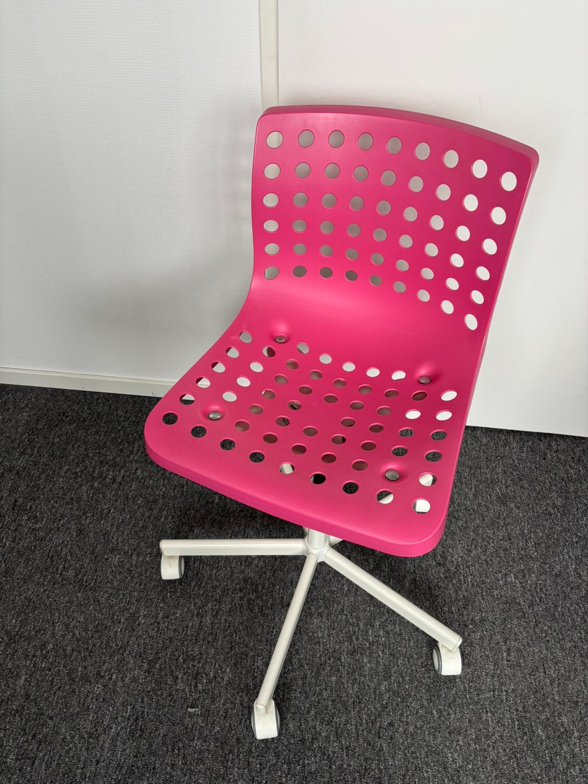 Ikea bureaustoel Skalberg roze en wit met wielen, Ophalen, Zo goed als nieuw, Roze