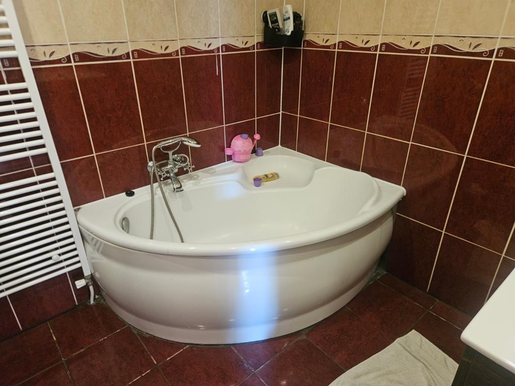 Hoekbad met kraan en badkamer wastafel, Huis en Inrichting, Badkamer | Badkamermeubels, Ophalen, Gebruikt, 50 tot 100 cm, Wasbak of Wastafel