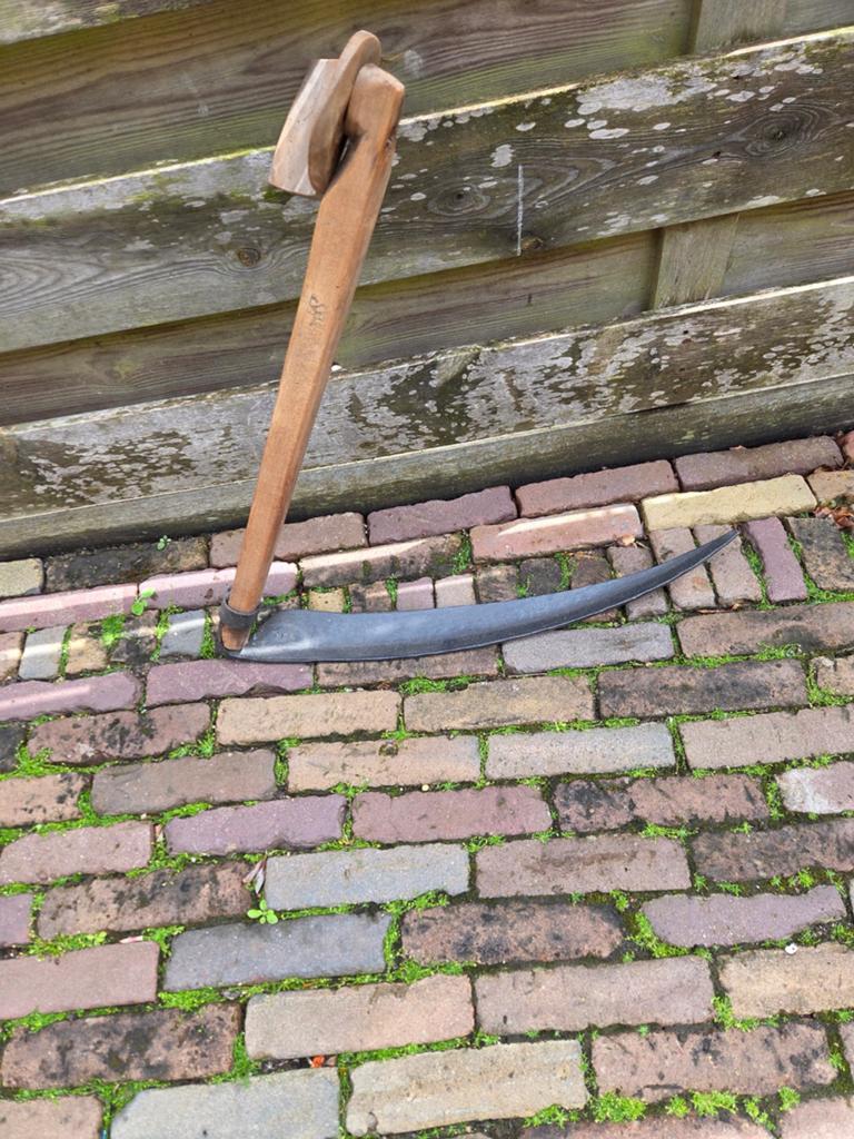 Antieke zeis met houten steel - Decoratief tuingereedschap, Ophalen