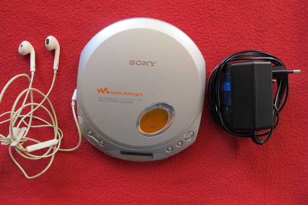 Sony discman D-E341, met voeding en oortjes, Audio, Tv en Foto, Ophalen of Verzenden, Discman