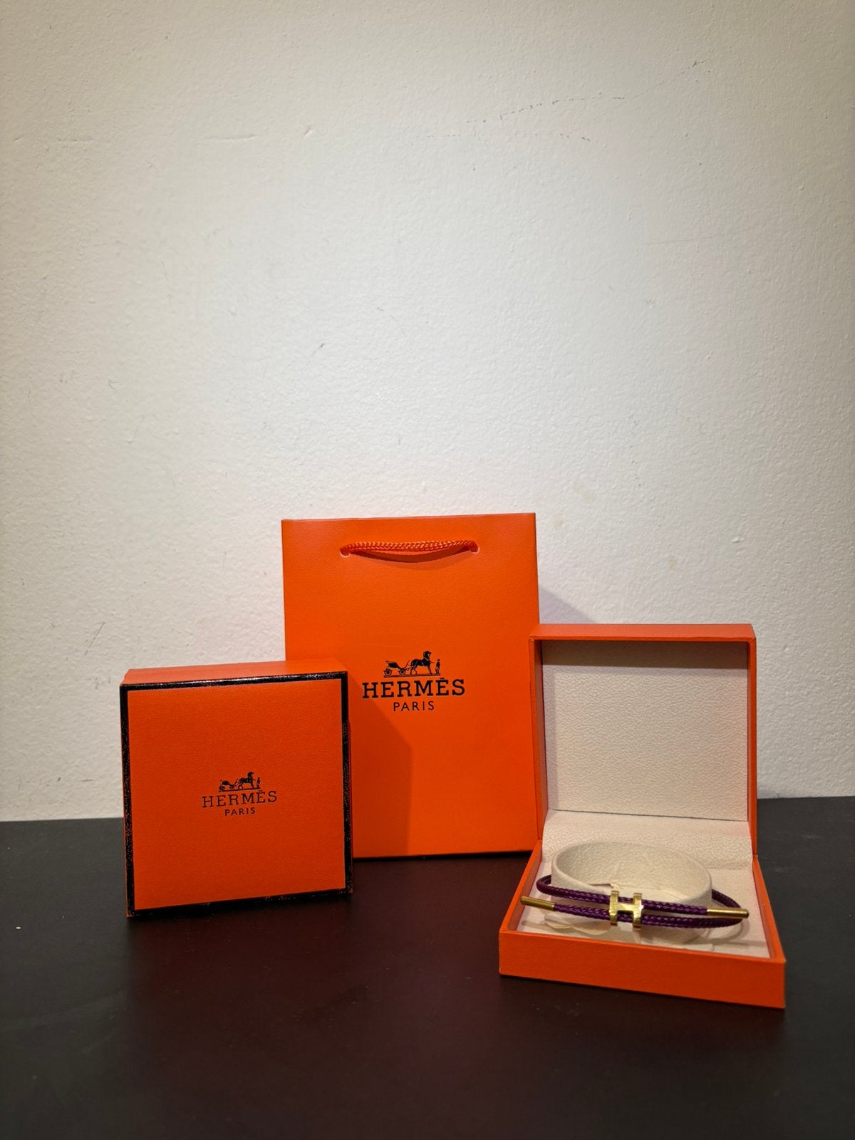Hermès Armband met Luxe Geschenkverpakking, Sieraden, Tassen en Uiterlijk, Ophalen of Verzenden, Zo goed als nieuw, Paars