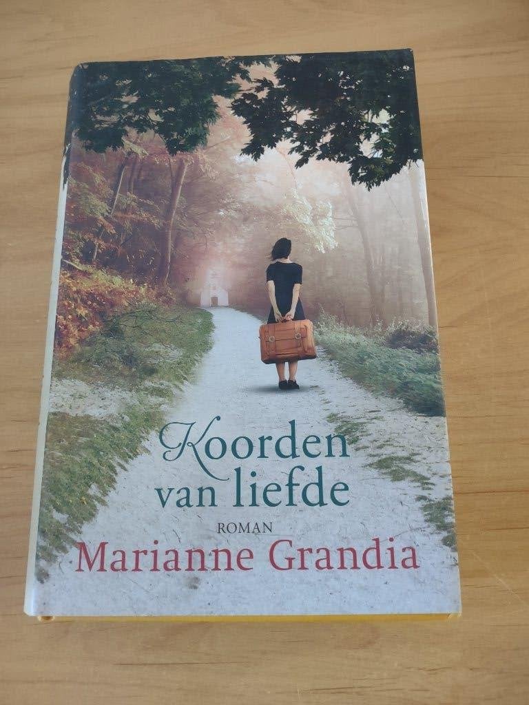 Koorden van liefde- Marianne Grandia, Boeken, Ophalen of Verzenden, Zo goed als nieuw