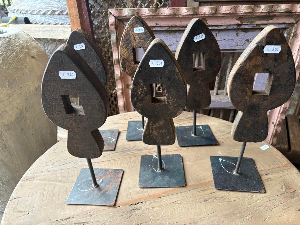 Stoer houten ornament op ijzeren statief, Hout, Ophalen of Verzenden, Zo goed als nieuw, Nvt