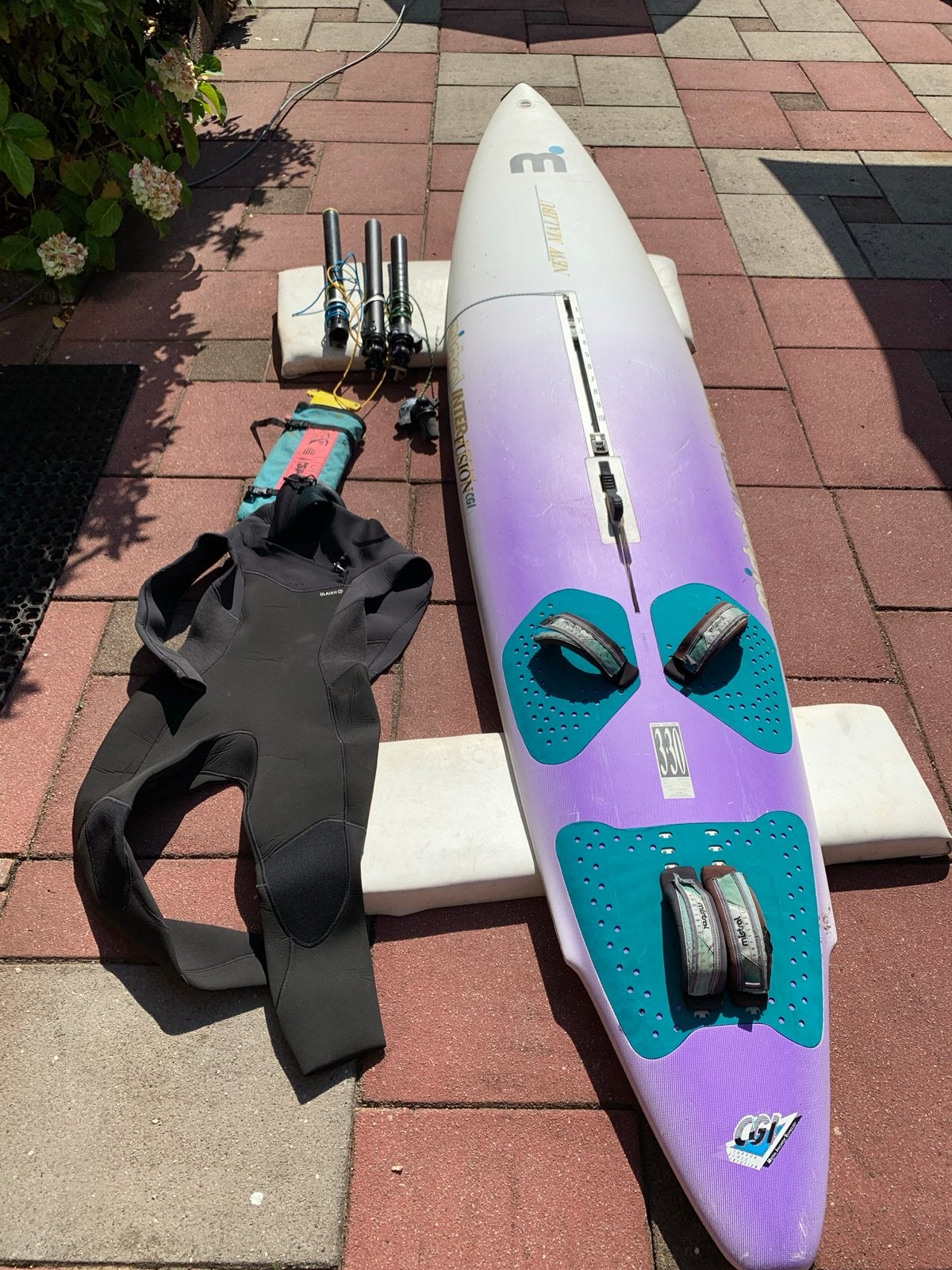 Mistral New Malibu windsurfplank met wetsuit en accessoires, Ophalen, Mistral, Gebruikt, 300 cm of meer